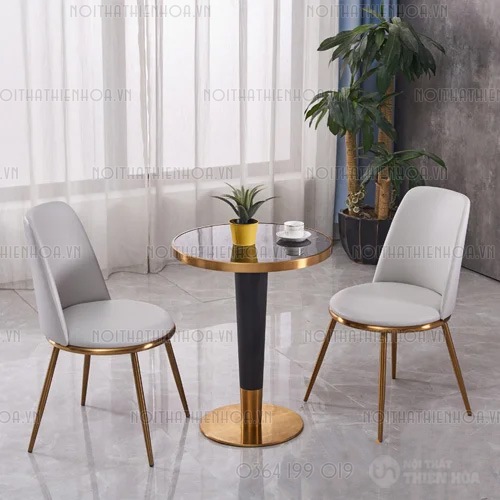 Ban-tron-tiep-khach-showroom-nho-gon