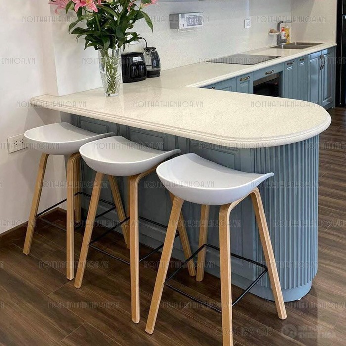 Ghế quầy bar hay stool lưng nhựa chân gỗ nhập khẩu cao cấp