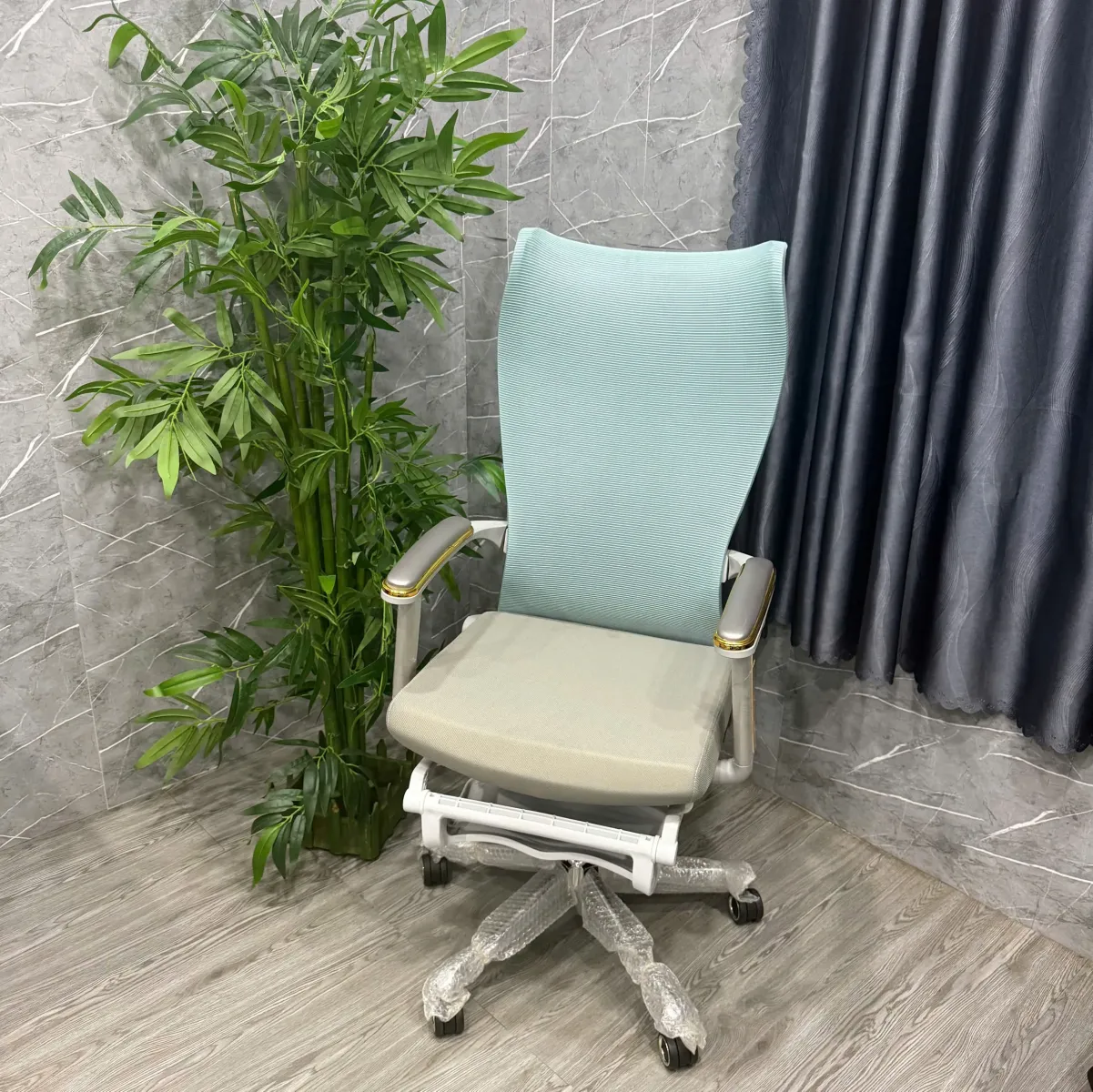 ghe-cong-thai-hoc-lung-cao-gac-chan-sang-trong-02 Ghế Công Thái Học Lưng Cao Có Gác Chân Thư Giãn Sang Trọng